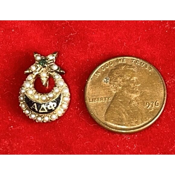 Vintage 14K Gold Alpha Delta Phi Sorority Badge Pin Seed Pearls Emerald - Picture 2 of 8